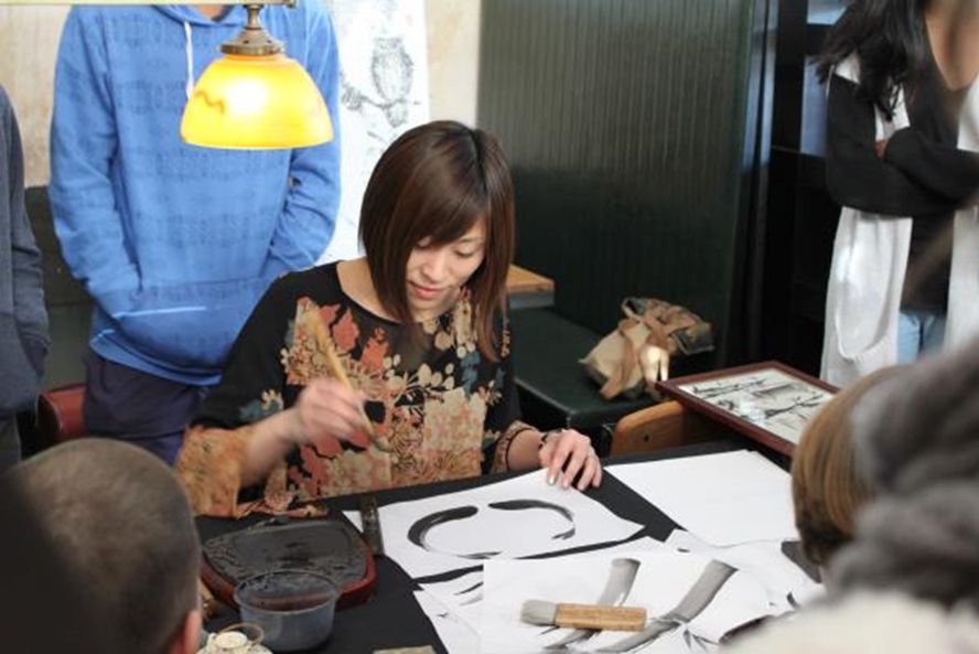 Junko Azukawa demonstrate the art of calligraphy